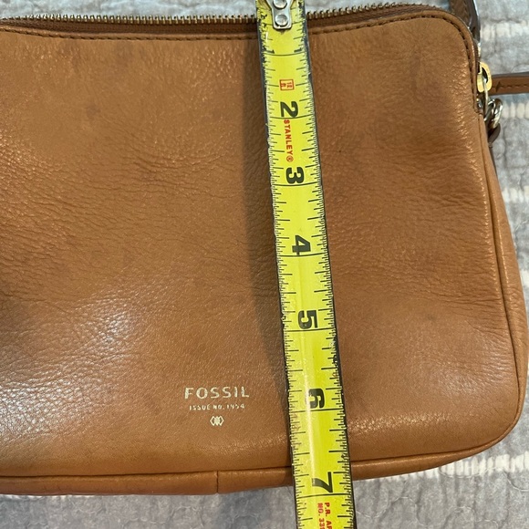 Fossil honey colored Camera Leather Crossbody Bag see photo for flaw - Picture 3 of 9